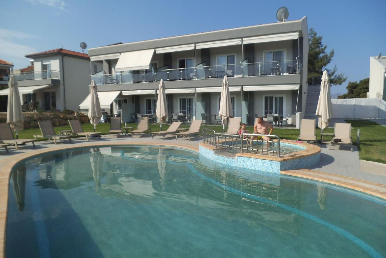 Finikas Garden Beach Resort Nikiti Bagian luar foto